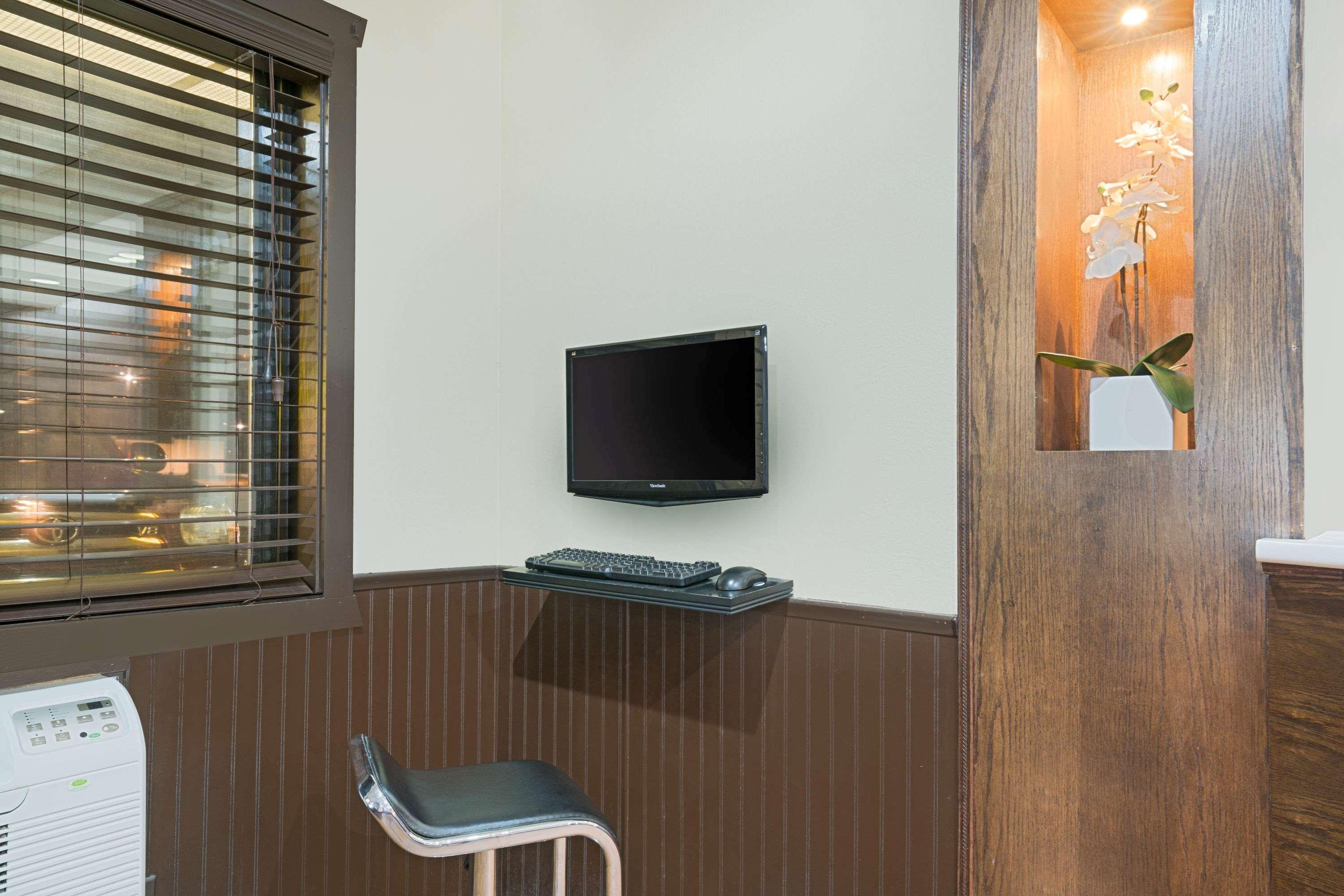 Super 8 By Wyndham Marshall Mn Экстерьер фото
